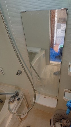 浴室鏡水垢除去 before